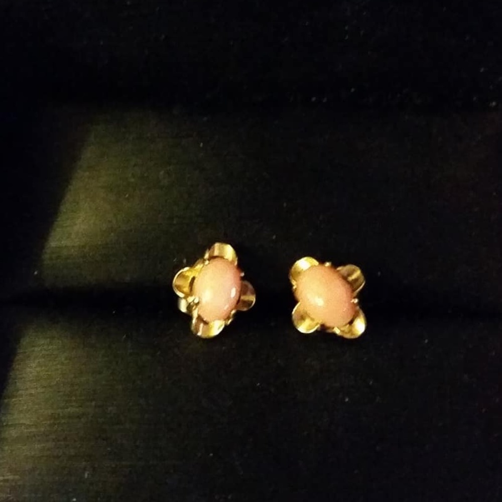 Coral colored oval stone in gold-tone flower shape